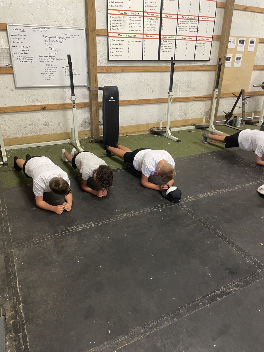 ClintonMiddleBB's tweet photo. Middle School Hawks yesterday starting their fall throwing, speed/agility and strength/conditioning programs! 

#GoHawks https://t.co/cME25xlCL0