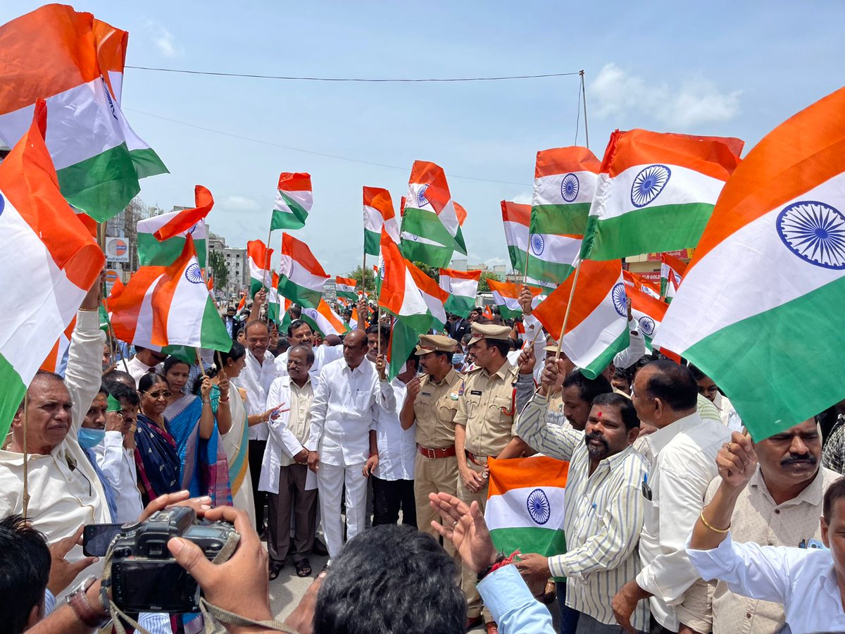 lbnagarps's tweet photo. #swathantrabharatvajrotsav #freedom #massiverecitation of #nationalanthem organized by #lbnagarpolicestation #rachakondacybercrimes #RachakondaPolice #dcplbnagar #AcpLbNagar in view of #SwathantraBharataVajrotsavalu #75YearsofIndependence #AzadiKaAmritMahotsav https://t.co/Gs1N94c835