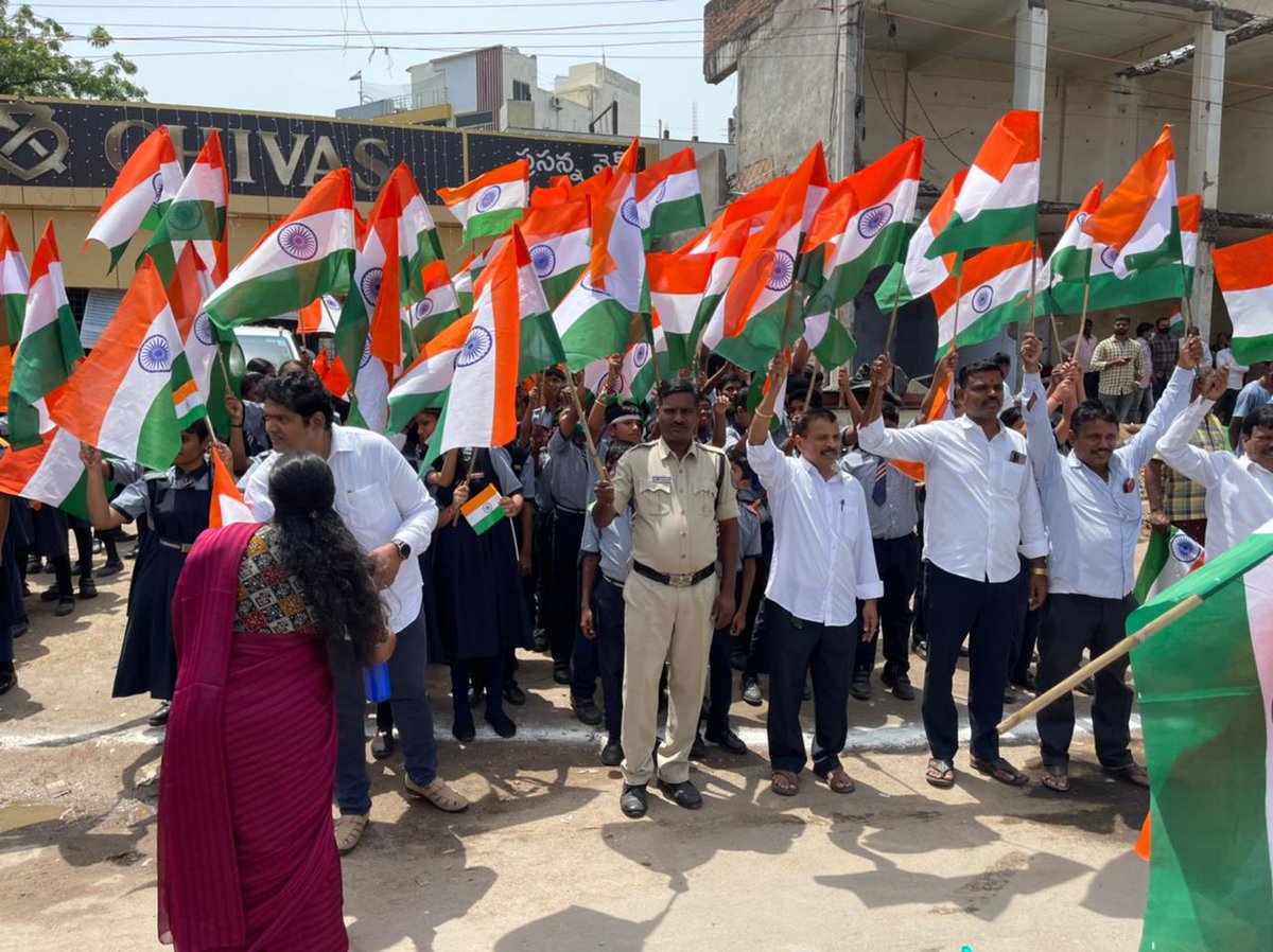 lbnagarps's tweet photo. #swathantrabharatvajrotsav #freedom #massiverecitation of #nationalanthem organized by #lbnagarpolicestation #rachakondacybercrimes #RachakondaPolice #dcplbnagar #AcpLbNagar in view of #SwathantraBharataVajrotsavalu #75YearsofIndependence #AzadiKaAmritMahotsav https://t.co/Gs1N94c835