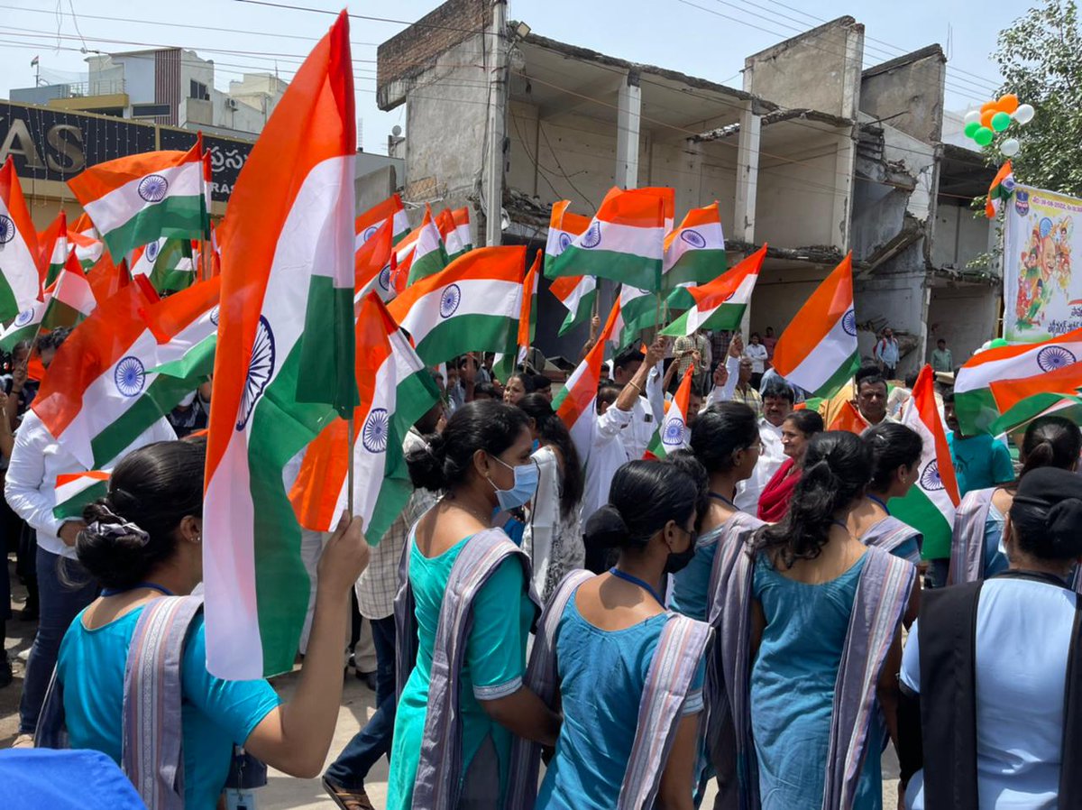 lbnagarps's tweet photo. #swathantrabharatvajrotsav #freedom #massiverecitation of #nationalanthem organized by #lbnagarpolicestation #rachakondacybercrimes #RachakondaPolice #dcplbnagar #AcpLbNagar in view of #SwathantraBharataVajrotsavalu #75YearsofIndependence #AzadiKaAmritMahotsav https://t.co/Gs1N94c835