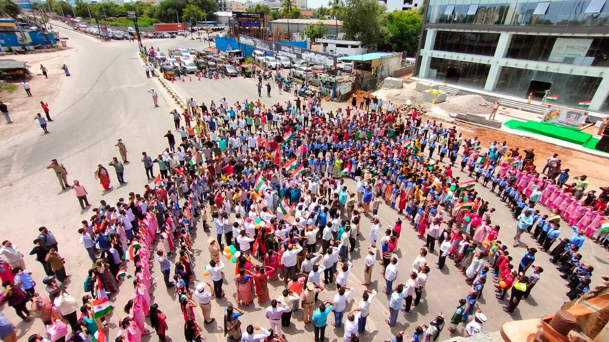 lbnagarps's tweet photo. #swathantrabharatvajrotsav #freedom #massiverecitation of #nationalanthem organized by #lbnagarpolicestation #rachakondacybercrimes #RachakondaPolice #dcplbnagar #AcpLbNagar in view of #SwathantraBharataVajrotsavalu #75YearsofIndependence #AzadiKaAmritMahotsav https://t.co/Gs1N94c835