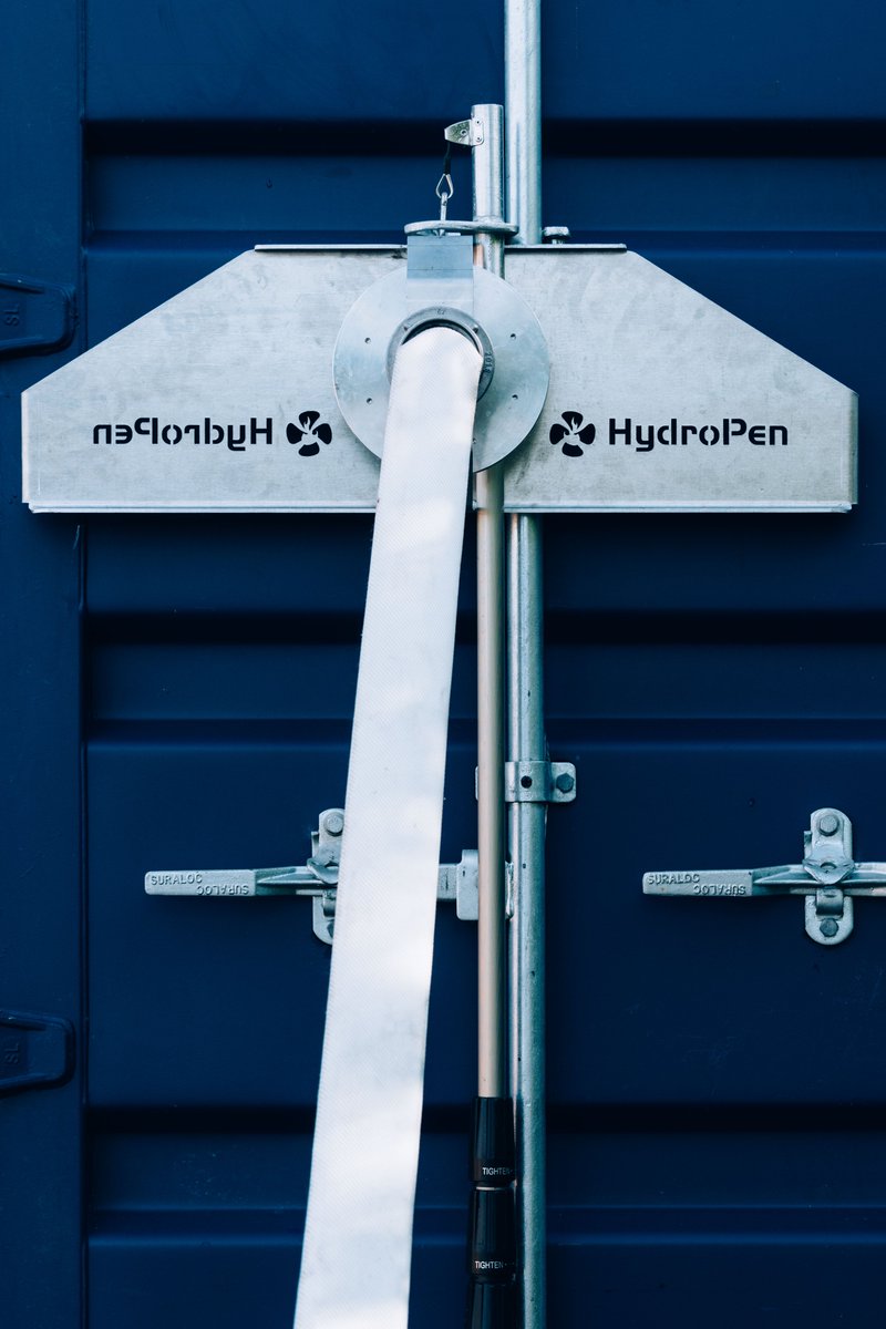 JLAMedia's tweet image. A.P. Moller @Maersk to adopt @VIKINGsafety  HydroPen™ container firefighting system j-l-a.com/press_releases… #HydroPen #firefightingsystem  #VIKINGSafety #Maersk