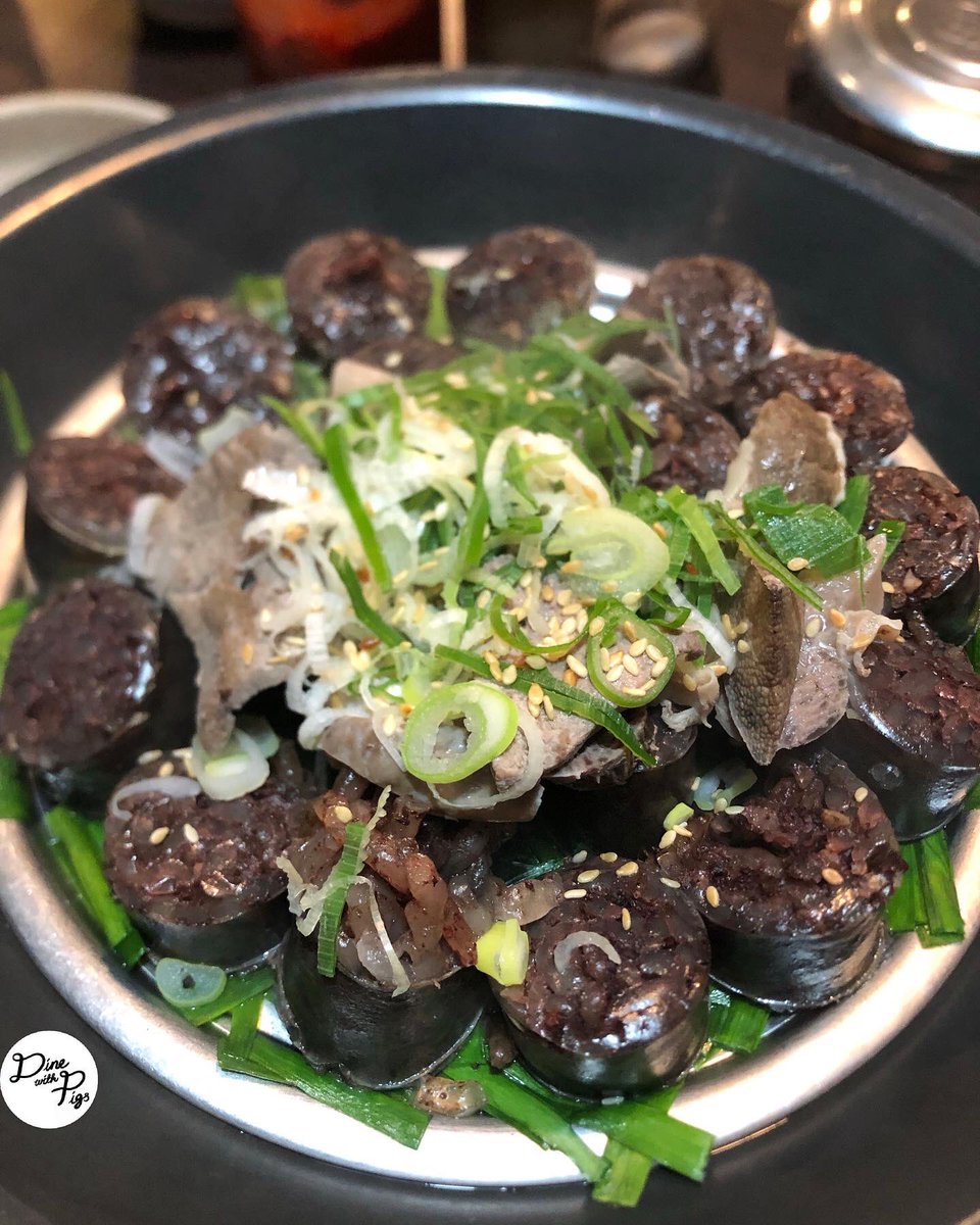 dinewithpigs's tweet photo. Lee Ga ร้านอาหารเกาหลีที่ Korean Town อยู่ชั้น 2🥢 ตั้งใจมากินไส้ย่างก็คือผิวเกรียมในนู่มม ไม่ผิดหวังเลย ไส้กรอกเลือดกินครั้งแรกก็ดีน้า นุ่มๆหนึบๆไม่คาว ตีนไก่เลาะกระดูกดีมาก ที่ใหญ่สะใจ เจ้มจ้น และซุปต่างๆ ชอบซุปกระดูกวัว มันๆเชงๆ ซดเพลินอุ่นท้องดี๊ดี @aroii #อร่อย #อร่อยบอกต่อ https://t.co/pepDytnSfN