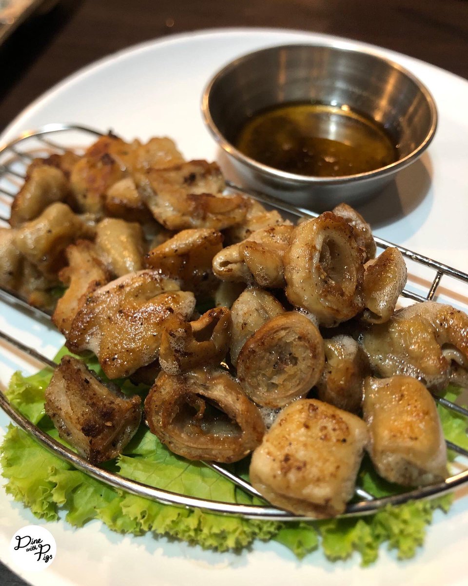 dinewithpigs's tweet photo. Lee Ga ร้านอาหารเกาหลีที่ Korean Town อยู่ชั้น 2🥢 ตั้งใจมากินไส้ย่างก็คือผิวเกรียมในนู่มม ไม่ผิดหวังเลย ไส้กรอกเลือดกินครั้งแรกก็ดีน้า นุ่มๆหนึบๆไม่คาว ตีนไก่เลาะกระดูกดีมาก ที่ใหญ่สะใจ เจ้มจ้น และซุปต่างๆ ชอบซุปกระดูกวัว มันๆเชงๆ ซดเพลินอุ่นท้องดี๊ดี @aroii #อร่อย #อร่อยบอกต่อ https://t.co/pepDytnSfN
