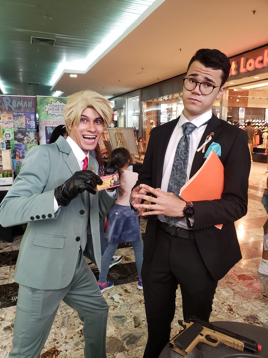 I cosplayed as Saul Goodman. I had fake legal contracts that I gave out to cosplayers and it was the funniest shit ever.