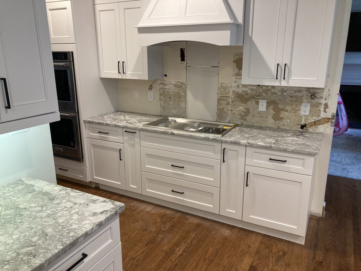LlcStoneware's tweet photo. Yesterday's job went something like this 💥. This was done by our installer team here at stoneware. The beautiful stone is called super white and it is one of those that would look great in any kitchen or bathroom. https://t.co/64osTPrYS9