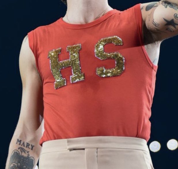 7Osloveontour's tweet photo. the HS branding on the clothes is so hot https://t.co/6qbSqm6ZSe