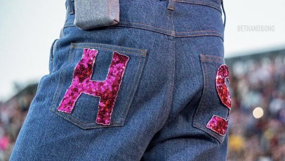 7Osloveontour's tweet photo. the HS branding on the clothes is so hot https://t.co/6qbSqm6ZSe