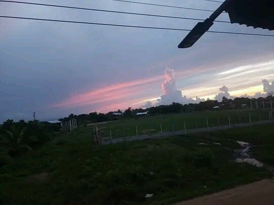 NMoskitiahn's tweet photo. B R U S  L A G U N A
# NoticiasMuskitia
El atardecer de Brus Laguna, el colorido colores de las nubes de color rosa. https://t.co/9f7kam6fgV