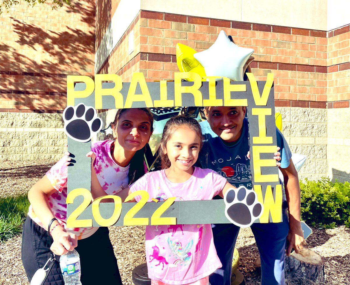 DrKDBPrincipal's tweet photo. School starting is a family affair! #U46FirstDay2022 https://t.co/6HcivnptCR