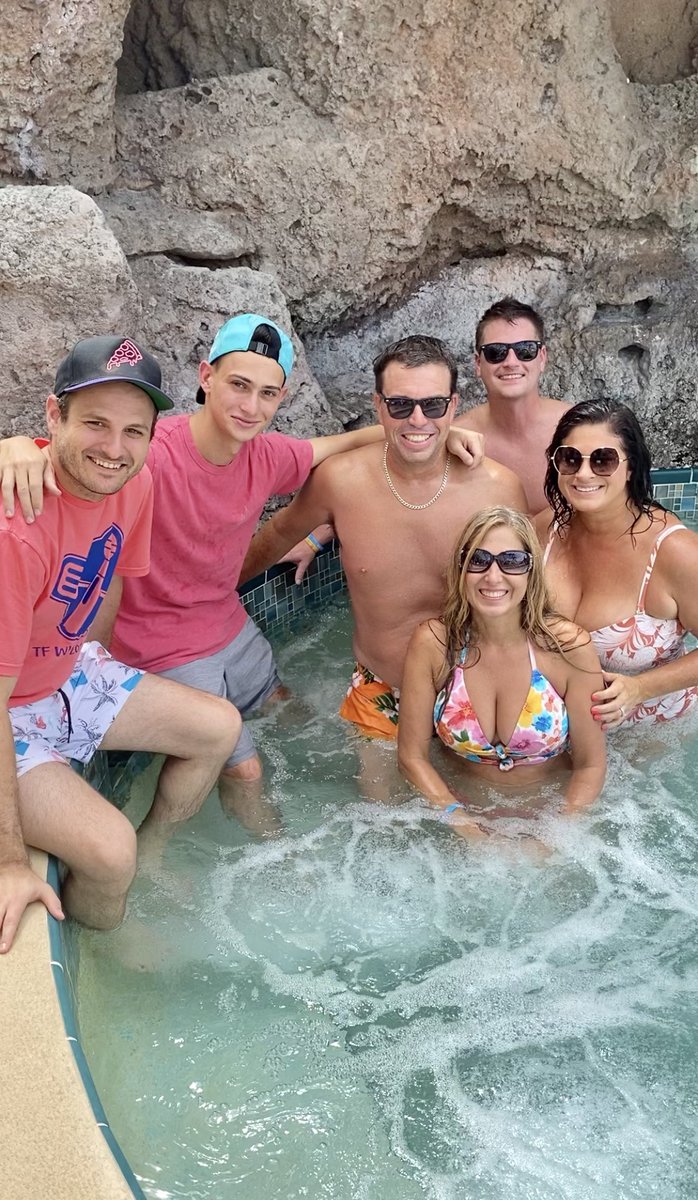 TNUTVolsGirl's tweet photo. #TFFWeekend2 Best Weekend Ever!! Thanks Jiggy! We❤️U @Jiggycomedy @ethanjberman @darrenwearmouth @tylerskis13 @Joe_Gatto https://t.co/FnaeurFMcY