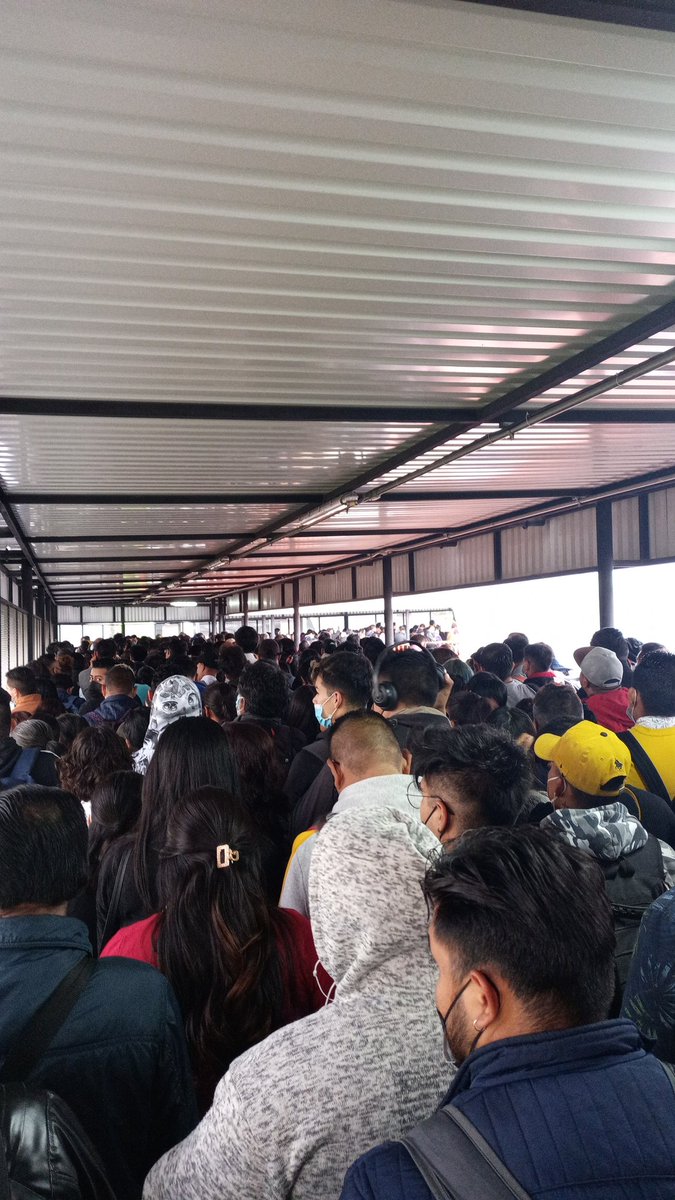 AlainnGG's tweet photo. @MetroCDMX En Pantitlan esta hasta la madre y nos tienen encerrados para pasar a la línea 9 nunca pueden hacer bien su trabajo!!! https://t.co/HZI23vNPCR