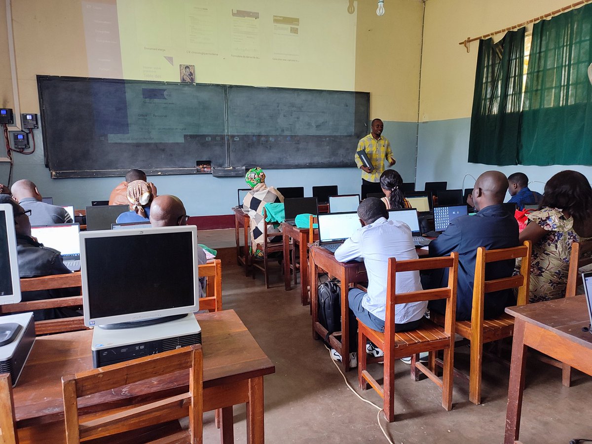 KivuTechnology's tweet photo. Désormais ces enseignants s'adapteront à l'enseignement hybride : en présentiel et en ligne, la préparat° d cours en utilisant ls #NTICs. Ces séances gratuites concernent les enseignants du #SudKivu et incluant ls élèves en mettant un accent sur l'entrepreneuriat et le numérique. https://t.co/Y1yzXlcn8y