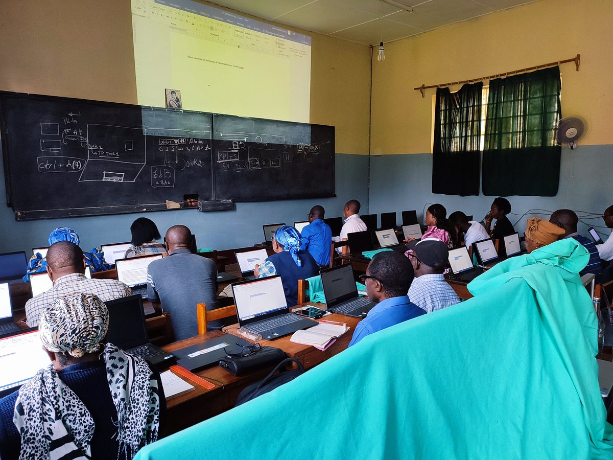 KivuTechnology's tweet photo. Désormais ces enseignants s'adapteront à l'enseignement hybride : en présentiel et en ligne, la préparat° d cours en utilisant ls #NTICs. Ces séances gratuites concernent les enseignants du #SudKivu et incluant ls élèves en mettant un accent sur l'entrepreneuriat et le numérique. https://t.co/Y1yzXlcn8y