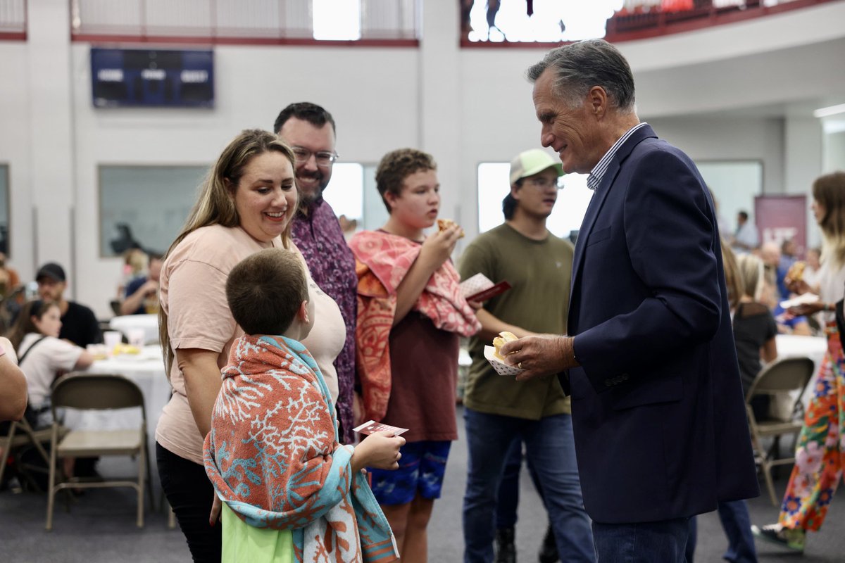 SenatorRomney's tweet photo. Enjoyed attending Utah Tech University’s Welcome-Back BBQ last night to welcome faculty and staff back to campus—oh, and to grab a hot dog! @UtahTechU is a great place to get higher education and plays a vital role in shaping the next generation of Utah leaders. https://t.co/AnJ7pklMDv