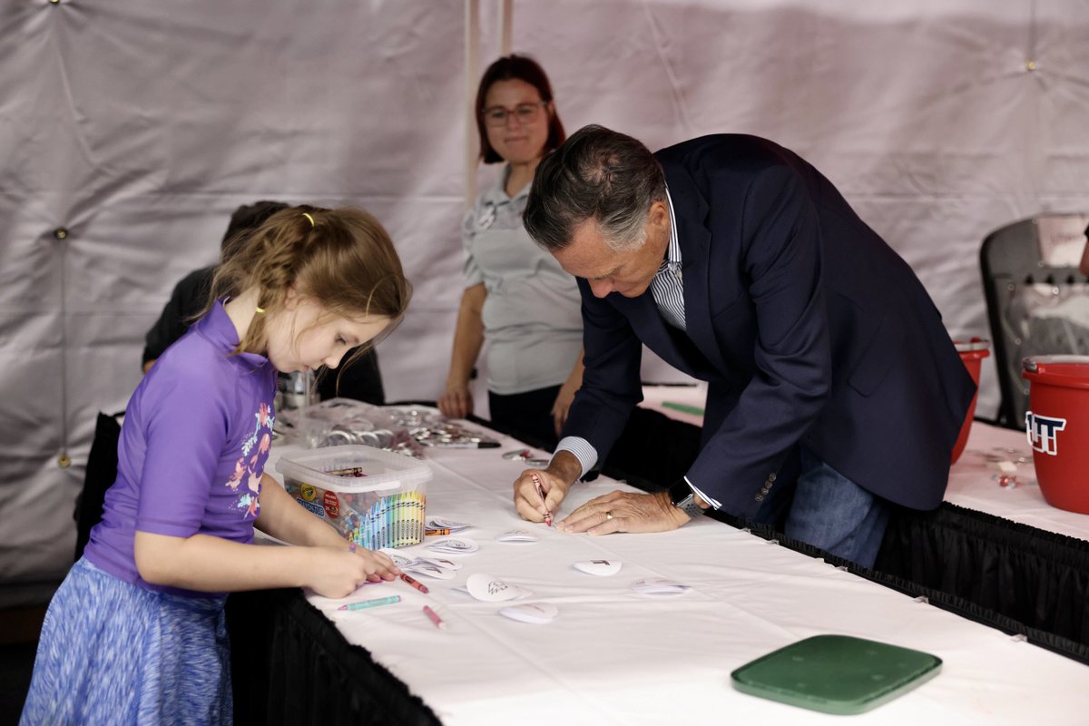 SenatorRomney's tweet photo. Enjoyed attending Utah Tech University’s Welcome-Back BBQ last night to welcome faculty and staff back to campus—oh, and to grab a hot dog! @UtahTechU is a great place to get higher education and plays a vital role in shaping the next generation of Utah leaders. https://t.co/AnJ7pklMDv