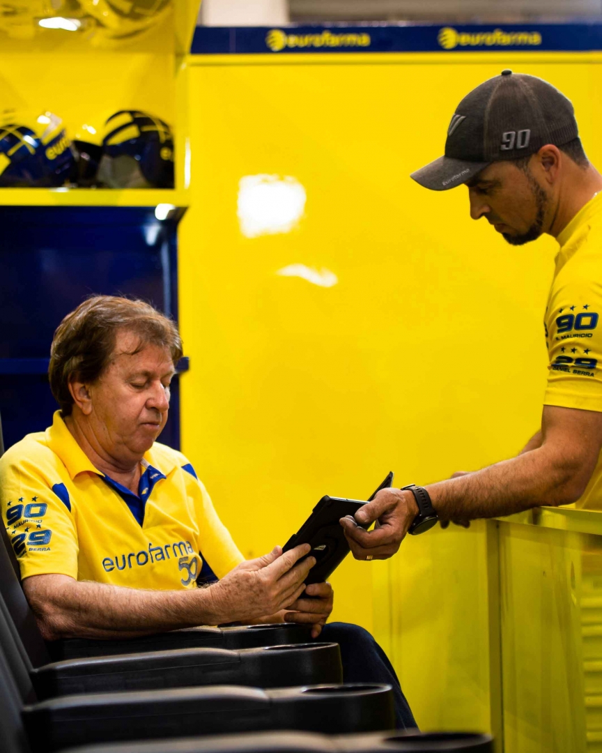 stock_car's tweet photo. Nesta manhã, o @team_rc recebeu uma mensagem misteriosa em seus boxes.
O que será que estava escrito nela?
Vamos ver a criatividade de vocês...
Foto de @dudabairros.
#StockFun https://t.co/8JZ4XSkE6w