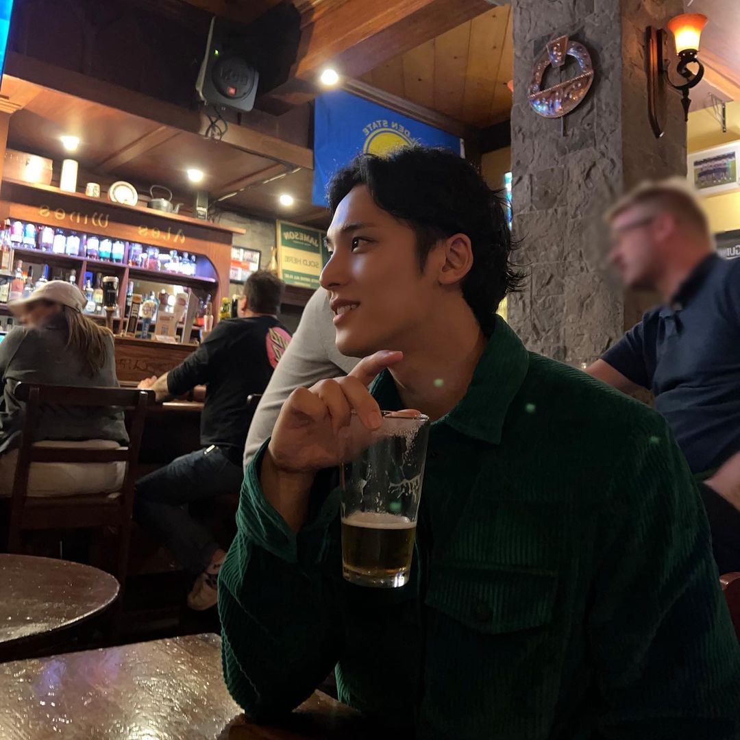 ⁣　　⁣

　　noah just challenged me to a drink-off. ⁣
　　let's hope we both make it home tonight.⁣
　　⁣
　　⁣