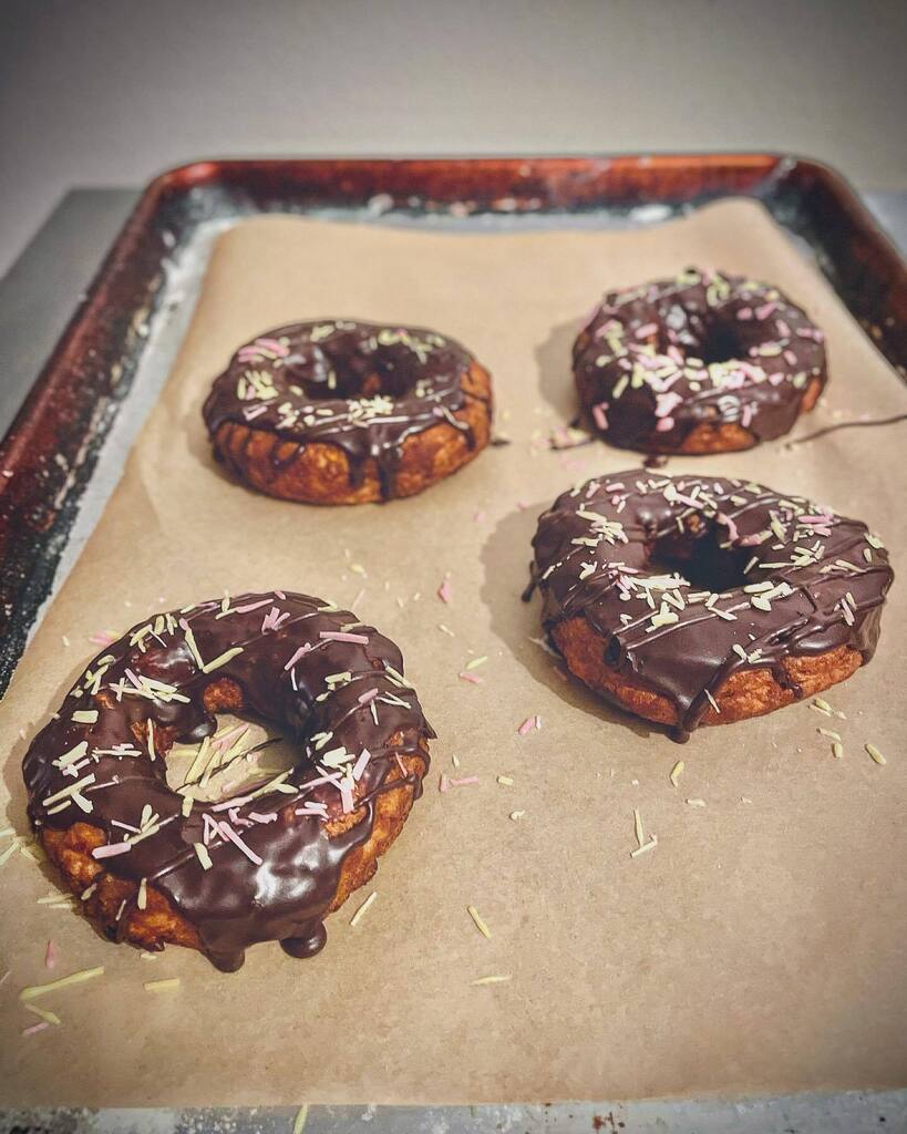 localedibles's tweet photo. potato donuts with homemade sprinkles 🍩#spelt #homebaker #bakeathome #donuts #doughnuts #donutlover #potatodonuts #yeastbread #veganbakedgoods #vegandonuts #chocolateglazed #sprinkles #homemadesprinkles https://t.co/Z93TJFrw7X https://t.co/H0I67OTfWn
