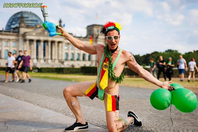 Der #Weedmob l&auml;sst gr&uuml;&szlig;en....  #arschkontrolle #spassmusssein @brokkolisseur @OrangeUtane @Weed_Mit_Glied<a href="/tag/weedmob"class="tags">#Weedmob</a><a href="/tag/arschkontrolle"class="tags">#arschkontrolle</a><a href="/tag/spassmusssein"class="tags"><span>#spassmusssein</span></a>