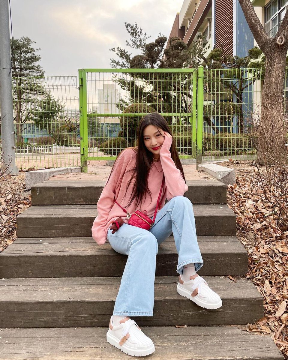 ㅤ
O clima hoje está adorável, perfeito para sair já que não faz nem muito frio, nem muito calor. Espero que todos tenham um ótimo dia, cheio de amor.  ֶָ֪ׄ
ㅤ