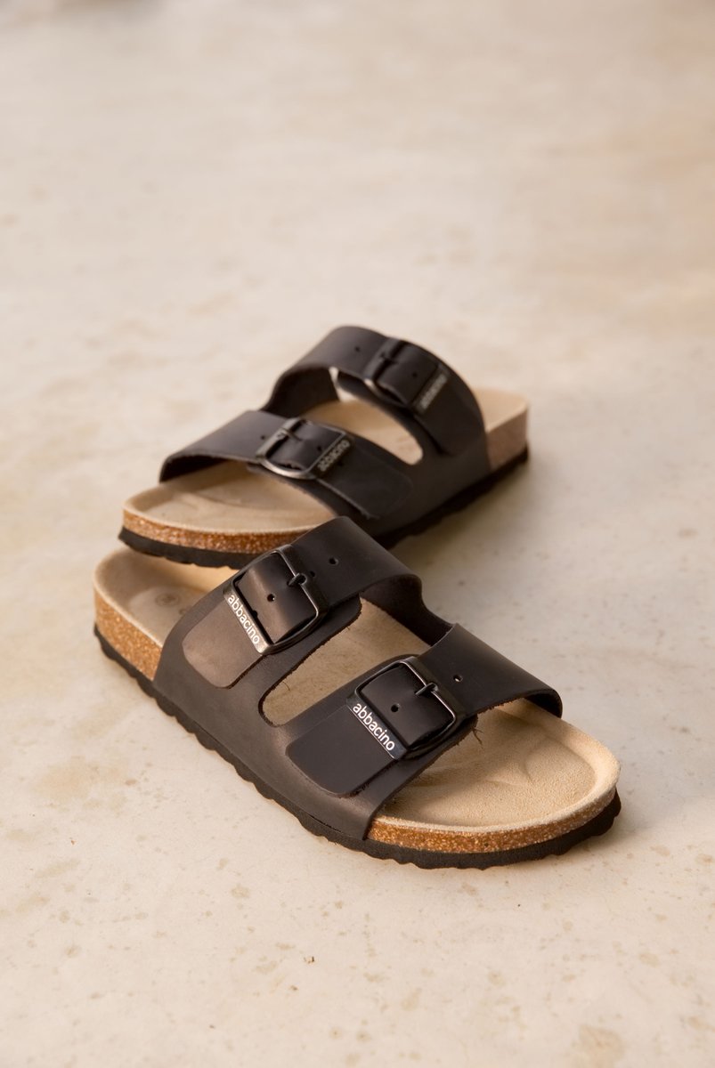 🖤 ¡Qué bonitas y cómodas son nuestras #SandaliasBio! Cuentan con la suela acolchada y en piel serraje, son de cuero, fáciles de combinar y además están fabricadas en España. 🖤Compra ahora ➡ bit.ly/3psiFGI