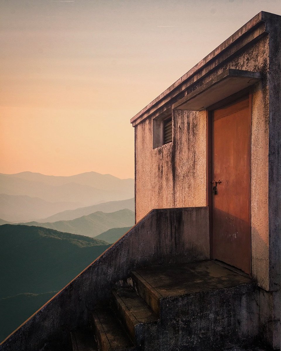 JosephWalter23's tweet photo. The Room
(My 4th Photoshop edit)
#chennai #nature #mountains #shotonredmi #photoshop https://t.co/eIUxUfuIQv