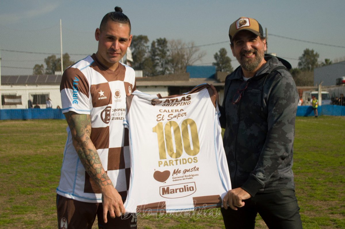 Laotrapasion's tweet photo. GRACIAS TORITO🔥
Maximiliano "el toro" Torres recibió del presidente del club la camiseta en homenaje a los 50 goles convertidos y a los 100 partidos jugados en #Atlas⚽️
Enorme gratitud para uno de los guerreros más queridos por los hinchas del Marrón del Oeste.
PH: @betobocchia https://t.co/lZ38ulfAFq
