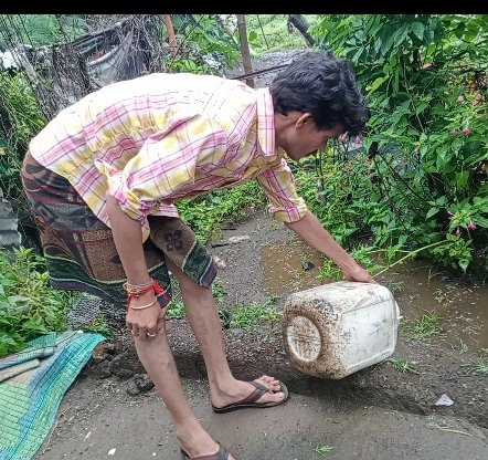 BavriyaKavita's tweet photo. वार्ड नंबर 6 3 सुलभ कंपलेक्स के लेफ्ट साइड के स्थानीय रहवासियों ने लारवा नष्ट करने के महत्व को जाना  समझा  और अपना सहयोग प्रदान किया
#EBBED
#Godrej
#Godregroup 
@sksomya 
@santoshbhargav2 
@FamilyhealthIn https://t.co/iIdNf7h0TM