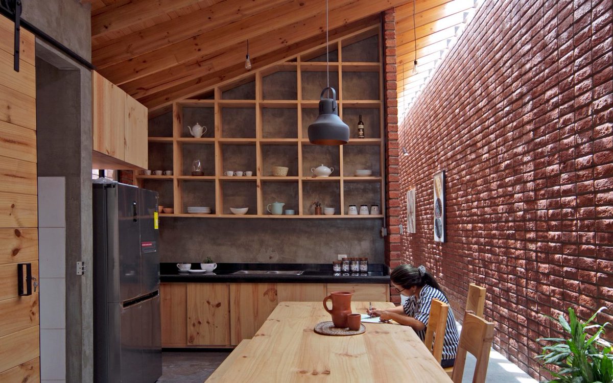 KamchatkaEc's tweet photo. La ciudad latinoamericana se está reinventando en Babahoyo. En esta ciudad el estudio de arquitectos de Futura Arquitectura, creado por José Fernando Gómez, ha construido proyectos de un austero esplendor. Ganaron la Bienal Panamericana de Arquitectura y el Birck Award 2022. https://t.co/JHEiMof8oE