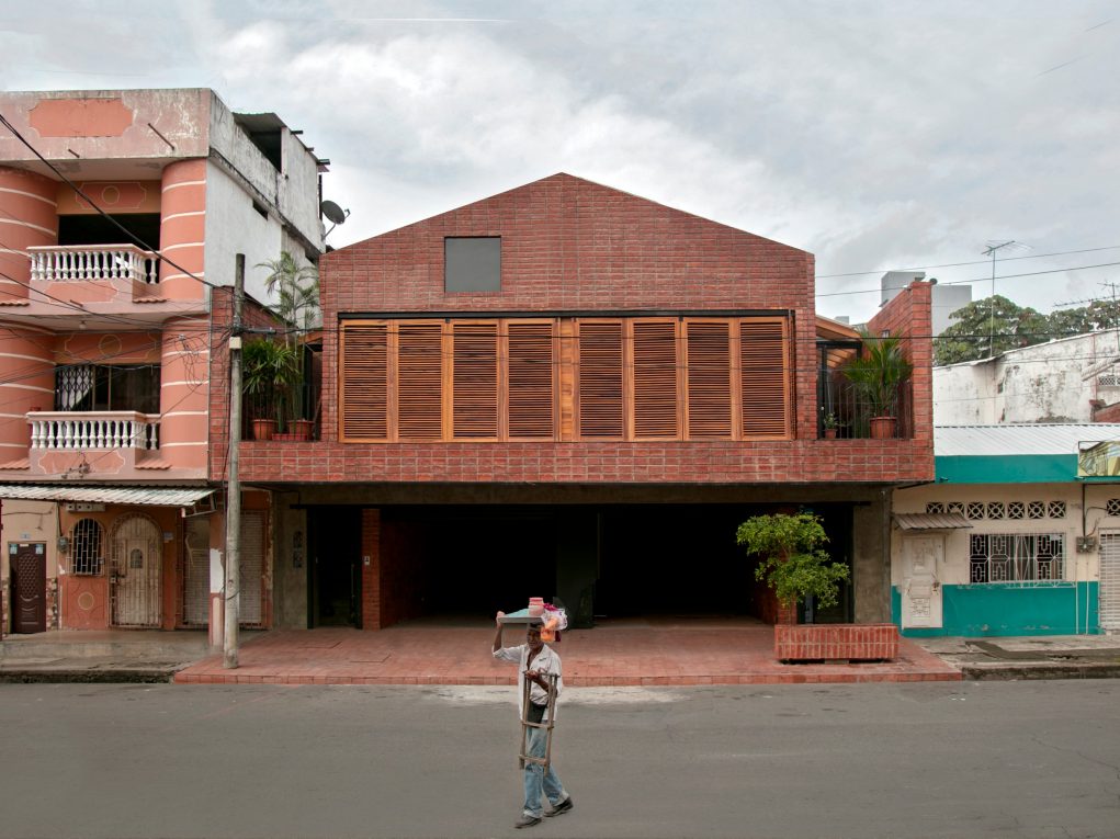 KamchatkaEc's tweet photo. La ciudad latinoamericana se está reinventando en Babahoyo. En esta ciudad el estudio de arquitectos de Futura Arquitectura, creado por José Fernando Gómez, ha construido proyectos de un austero esplendor. Ganaron la Bienal Panamericana de Arquitectura y el Birck Award 2022. https://t.co/JHEiMof8oE