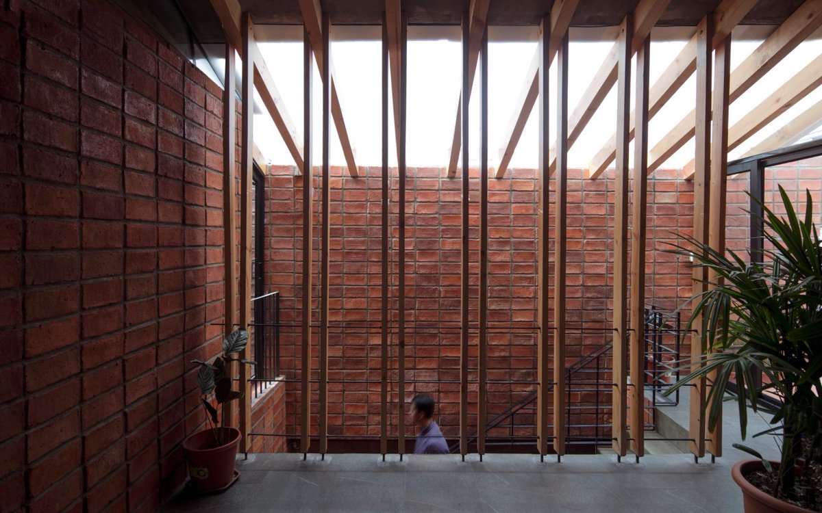 KamchatkaEc's tweet photo. La ciudad latinoamericana se está reinventando en Babahoyo. En esta ciudad el estudio de arquitectos de Futura Arquitectura, creado por José Fernando Gómez, ha construido proyectos de un austero esplendor. Ganaron la Bienal Panamericana de Arquitectura y el Birck Award 2022. https://t.co/JHEiMof8oE