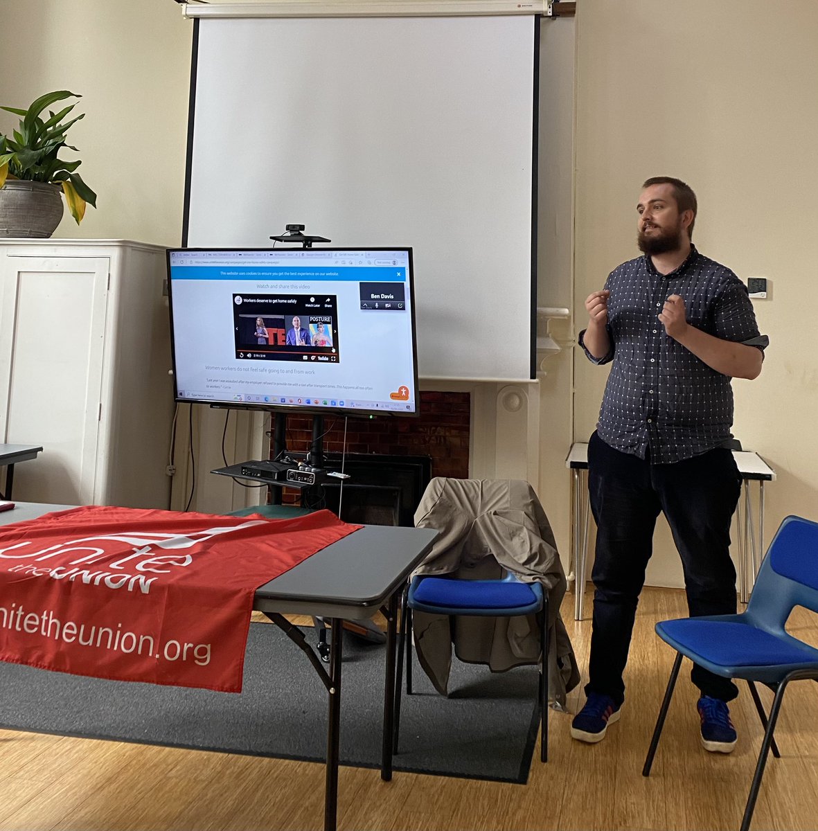 South East Executive Council member <a href="/max_o_savage/">Max Savage</a> talking about the inspiring campaign at Sussex University organising workers <a href="/Chartwells_UK/">Chartwells Schools</a> <a href="/compassgroupuk/">Compass Group UK & I</a> 

#BrightonHospitality