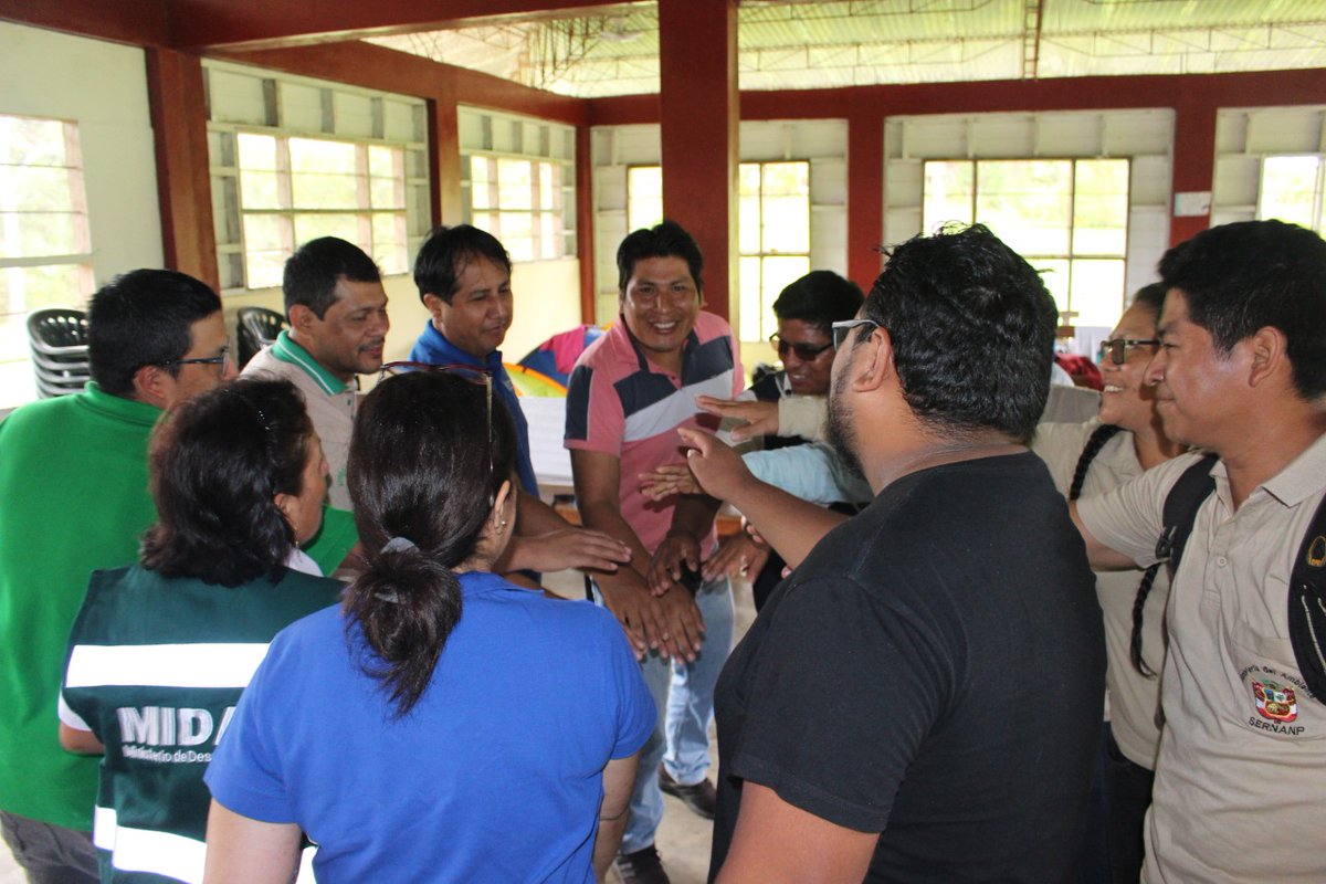 OsinforPeru's tweet photo. Especialistas de la oficina desconcentrada del #OSINFOR en La Merced, región #Junín, brindaron una charla sobre el uso de equipos de campo y monitoreo a los miembros de la comunidad nativa #Cheni.
📷: FAO-Perú https://t.co/tiTnfOQBsV