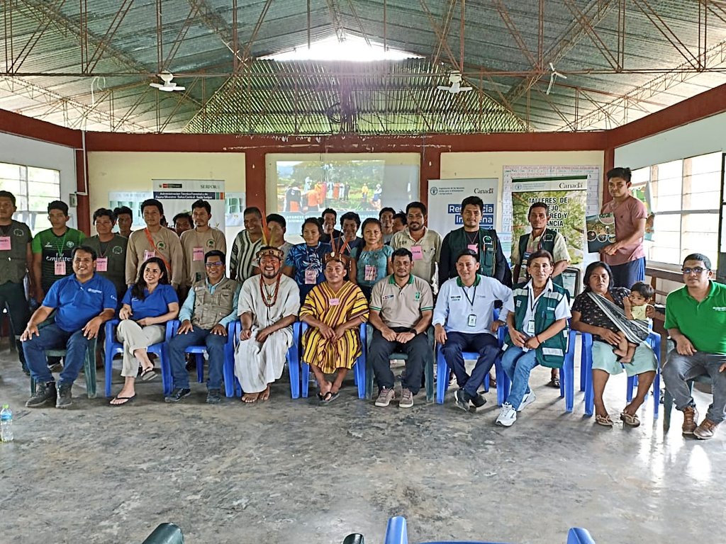 OsinforPeru's tweet photo. Especialistas de la oficina desconcentrada del #OSINFOR en La Merced, región #Junín, brindaron una charla sobre el uso de equipos de campo y monitoreo a los miembros de la comunidad nativa #Cheni.
📷: FAO-Perú https://t.co/tiTnfOQBsV