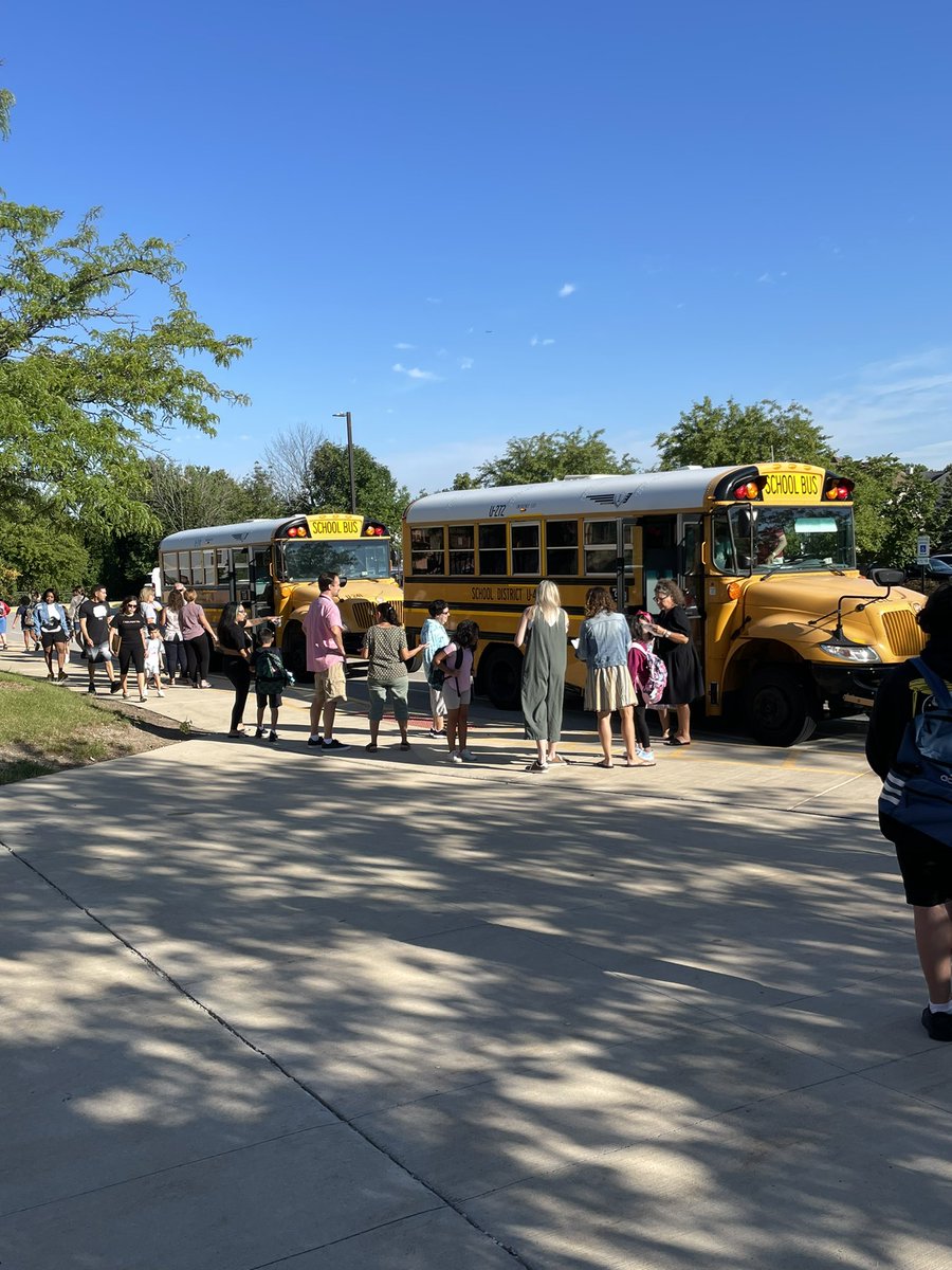 DrKDBPrincipal's tweet photo. A great start at Prairieview Elementary!#U46firstday2022 https://t.co/pNmEtUFDBS