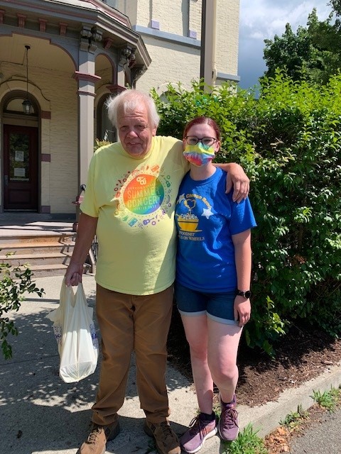 FoodnetMOW's tweet photo. This photo illustrates the bond between client and driver and supports the “extra set of eyes” and “safety checks” drivers perform while delivering healthy meals. #respectyourelders @_MealsOnWheels 
Learn more https://t.co/k88f6wl1gV https://t.co/72qJxvs63J