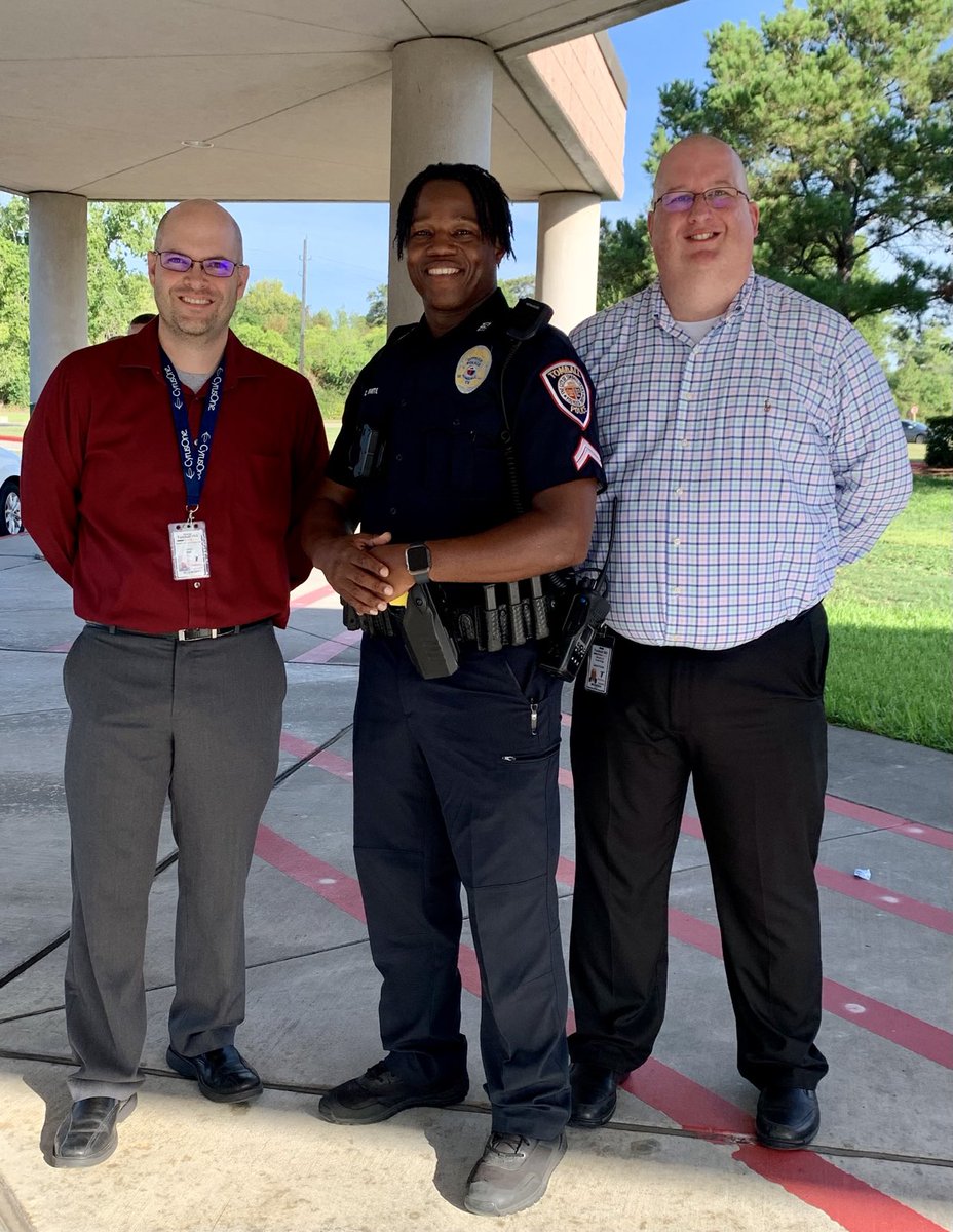 FineArtsTomball's tweet photo. Great morning at ⁦@TISDTES⁩ These friendly faces are greeting all our car riders! ⁦@TomballISD⁩ ⁦@m_salazarzamora⁩ ⁦@stevengut1errez⁩ ⁦@jdjanda⁩ #DestinationExcellence https://t.co/0FrxN7fSe9