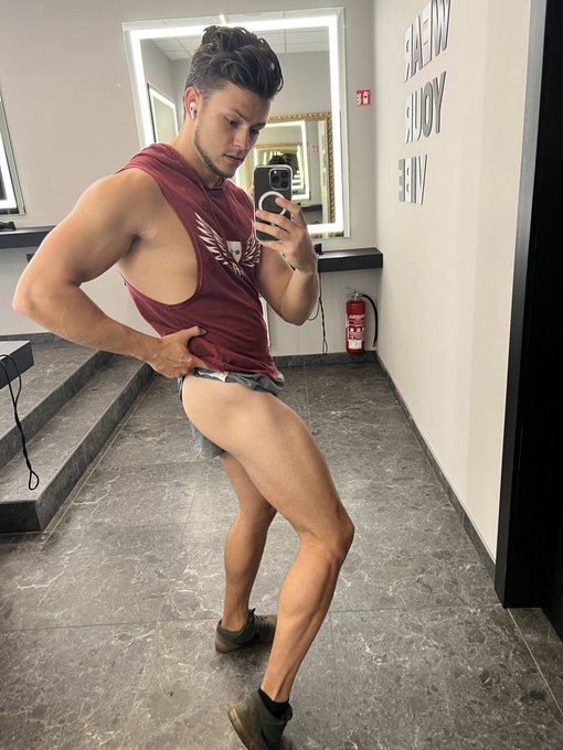 want some chicken tight?
i like to train without undies..?

https://t.co/DdFbA8ZToX https://t.co/7p2