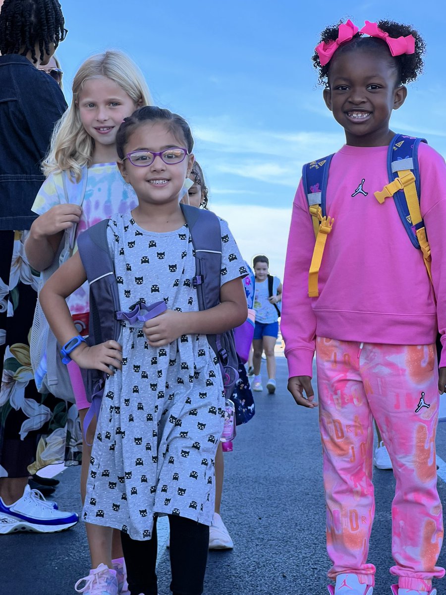 traceylcarson's tweet photo. It would be nearly impossible to find cuter #CometKids than these excited M-Z @MasonSchools MECC students on #MCSDay1! https://t.co/0no5bwGkQ8