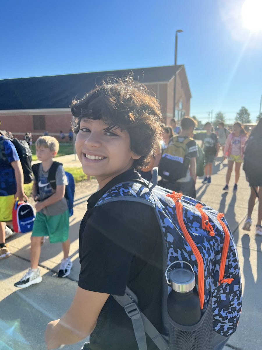 traceylcarson's tweet photo. It would be nearly impossible to find cuter #CometKids than these excited M-Z @MasonSchools MECC students on #MCSDay1! https://t.co/0no5bwGkQ8
