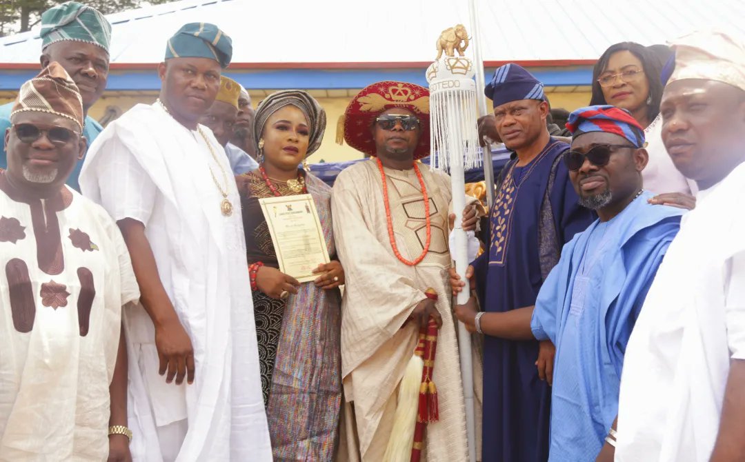 mlgca_lasg's tweet photo. Today, Mr Gov. @jidesanwoolu, who was represented by his SA, LG&CA; Hon. Bolaji Kayode Robert installed & presented the Staff of Office to the 1st Olu of Sangotedo Kingdom; HRM; Alaiyeluwa Oba, Saliu Kamoru Olufunmi
#ForAGreaterLagos
#IgbegaIpinleEko
#AjumoseNi
#MLGCA
#BiBiRe https://t.co/GXOYFsfg7b