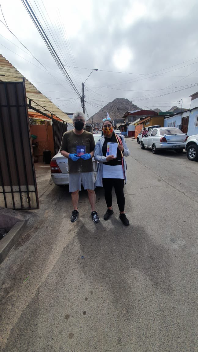 TiaPikachu's tweet photo. Aprovechando al máximo la visita a #Antofagasta ayer fuimos junto a voluntarios y a las exconvencionales @criordor @RoyoManuela @CaroVilchesF al sector de la feria Prat, dimos volantes, guías prácticas y textos constitucionales, este 4 de septiembre votemos informados #apruebo https://t.co/YD9rES8SxJ