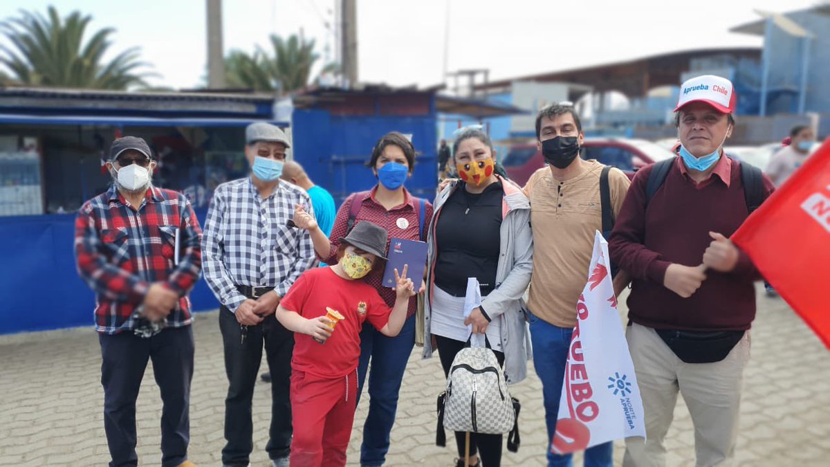 TiaPikachu's tweet photo. Aprovechando al máximo la visita a #Antofagasta ayer fuimos junto a voluntarios y a las exconvencionales @criordor @RoyoManuela @CaroVilchesF al sector de la feria Prat, dimos volantes, guías prácticas y textos constitucionales, este 4 de septiembre votemos informados #apruebo https://t.co/YD9rES8SxJ