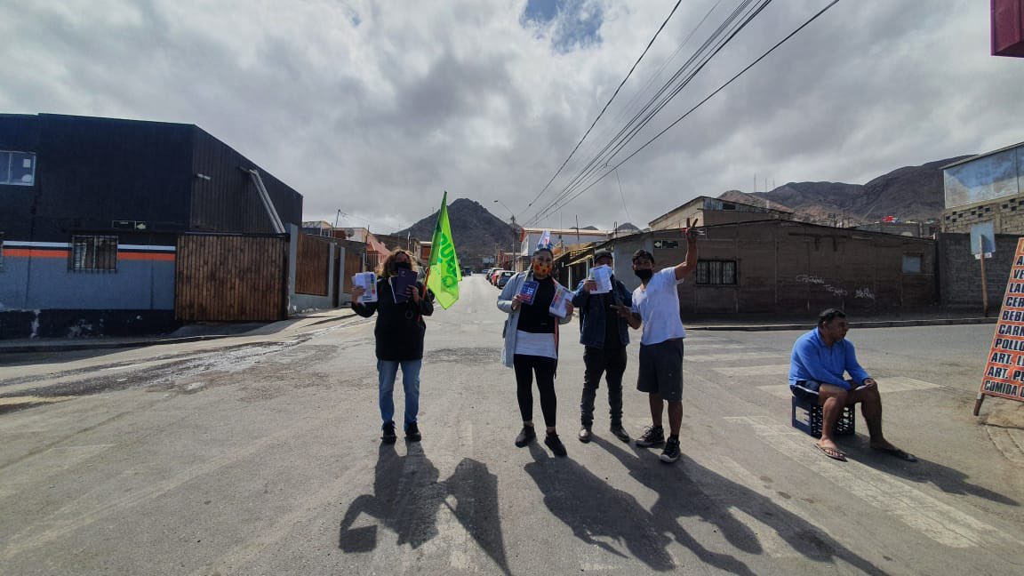 TiaPikachu's tweet photo. Aprovechando al máximo la visita a #Antofagasta ayer fuimos junto a voluntarios y a las exconvencionales @criordor @RoyoManuela @CaroVilchesF al sector de la feria Prat, dimos volantes, guías prácticas y textos constitucionales, este 4 de septiembre votemos informados #apruebo https://t.co/YD9rES8SxJ