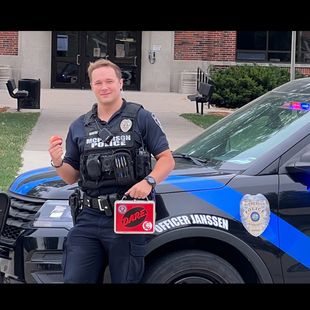 McPhersonPD's tweet photo. The McPherson Police Department would like to welcome families and teachers back to school. DARE Officer Janssen and the McPherson High School Resource Officer Winkler are excited for another school year!
#MPD #McPhersonSchools #USD418 #NewSchoolYear #Classof2023 https://t.co/htLlAQC11V