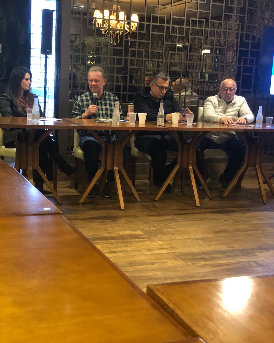 Vice-prefeito Caio Tokarski lança na Casa do Doce oficialmente sua candidatura a deputado federal para a imprensa. Interessante que na mesa estão pessoas de três partidos. Caio e Kercia do União Brasil, prefeito Joares do Progressistas e Geraldo Althoff do PSD.