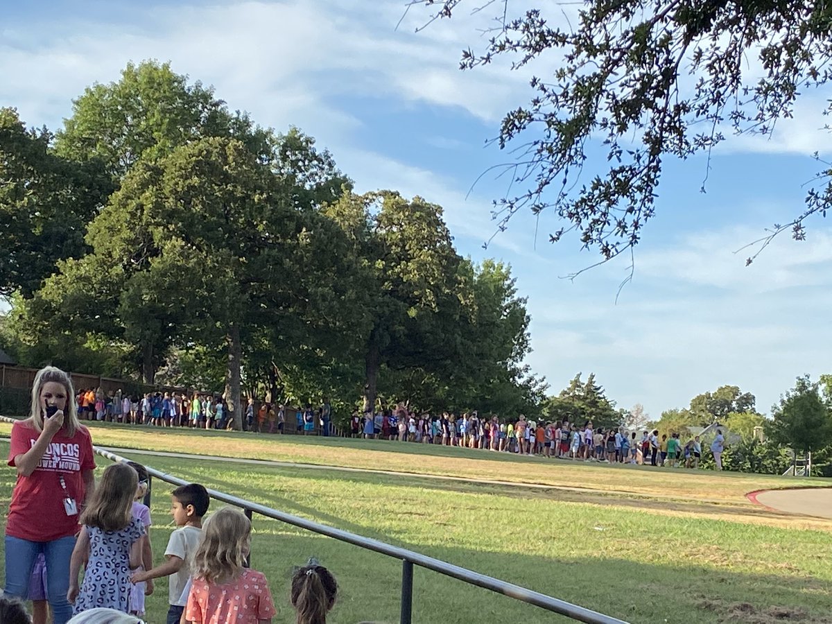 WhitehouseM09's tweet photo. So proud of our @BridlewoodES Broncos this morning! They absolutely rocked all of our first practice safety drills for the year!
Have a terrific Tuesday!!! 🎉🎉 https://t.co/XLVJ9WQ0LH