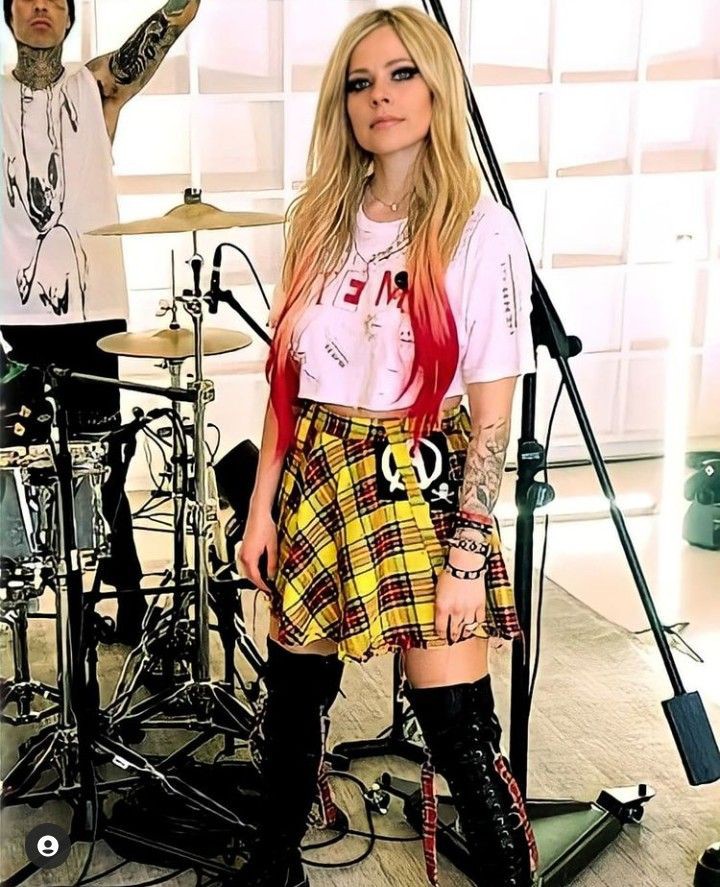 venomforaixis's tweet photo. "Emilia mernes se viste super icónica !! Nadie lo hizo antes"

Avril Lavigne desde los '00 hasta ahora: https://t.co/fJhTiwBOTP