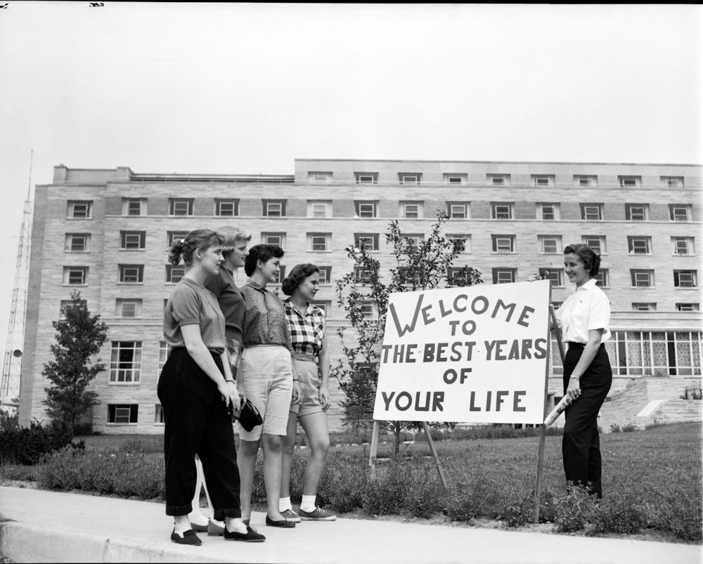 IUBArchives's tweet photo. What they said. #IUMoveIn

[📸: shows four #IndianaUniversity students in front of now-Read Hall with sign reading "Welcome to the best years of your life." September 11, 1956] https://t.co/qtI7by5AEn